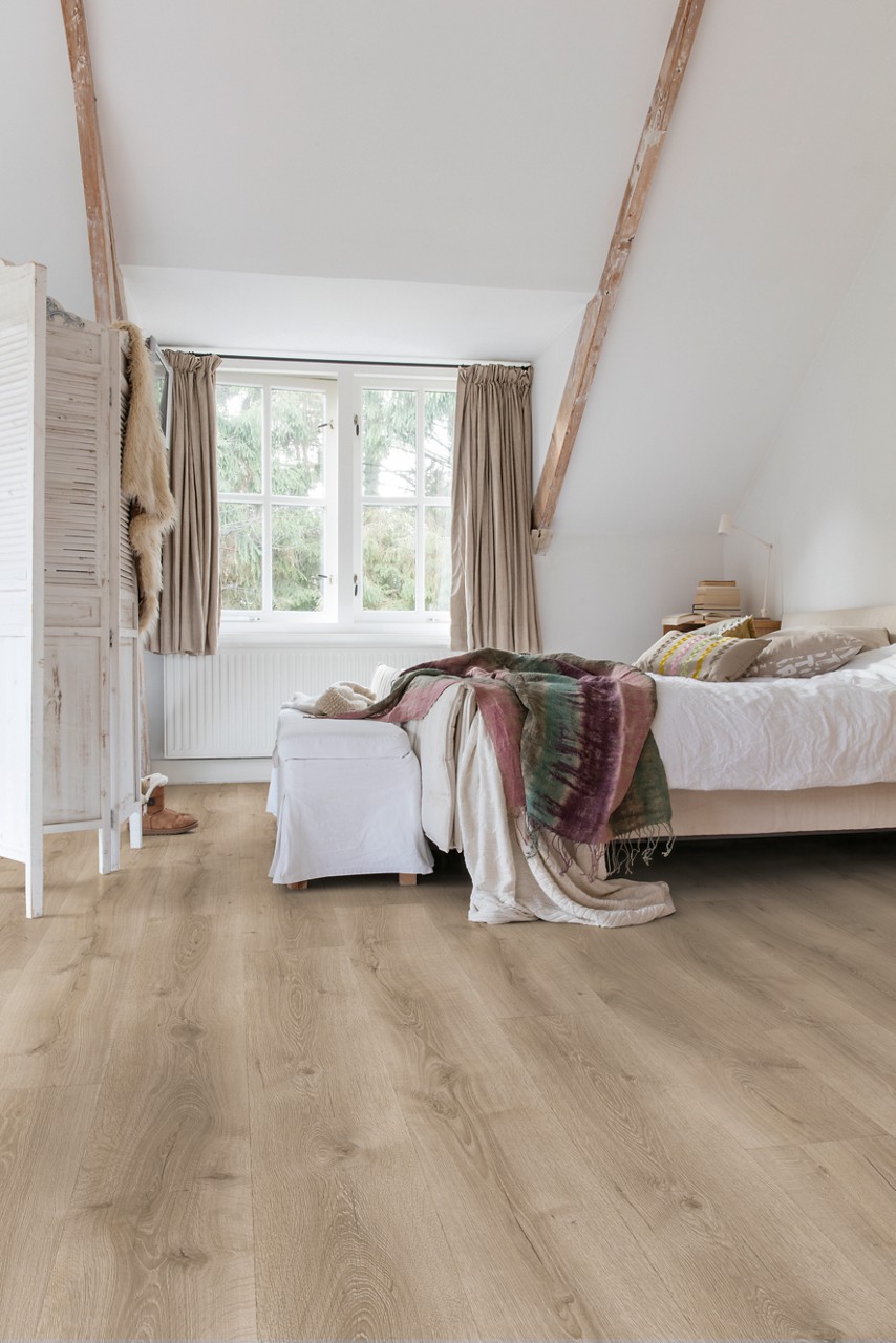 Quick-Step "Majestic" vízálló laminált padló - Csiszolt sivatagi szürke tölgy