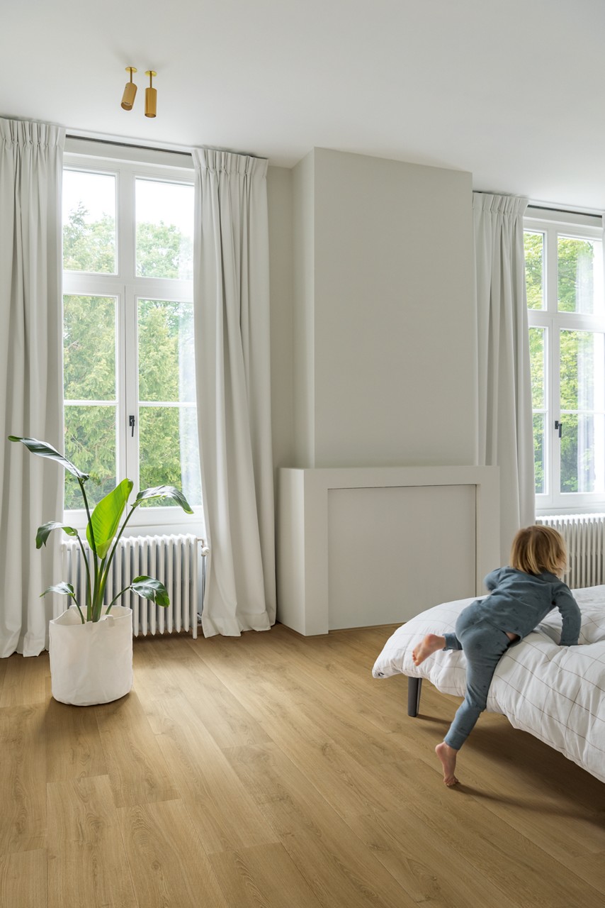 Quick-Step vízálló laminált padló - Csiszolt természetes meleg tölgy - Image 4
